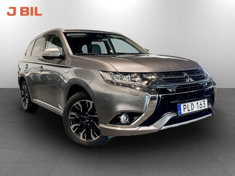 Grå Begagnad 2017 Mitsubishi Outlander P-HEV SUV | 189 900 kr (Marknadspris) - Bild 1/4