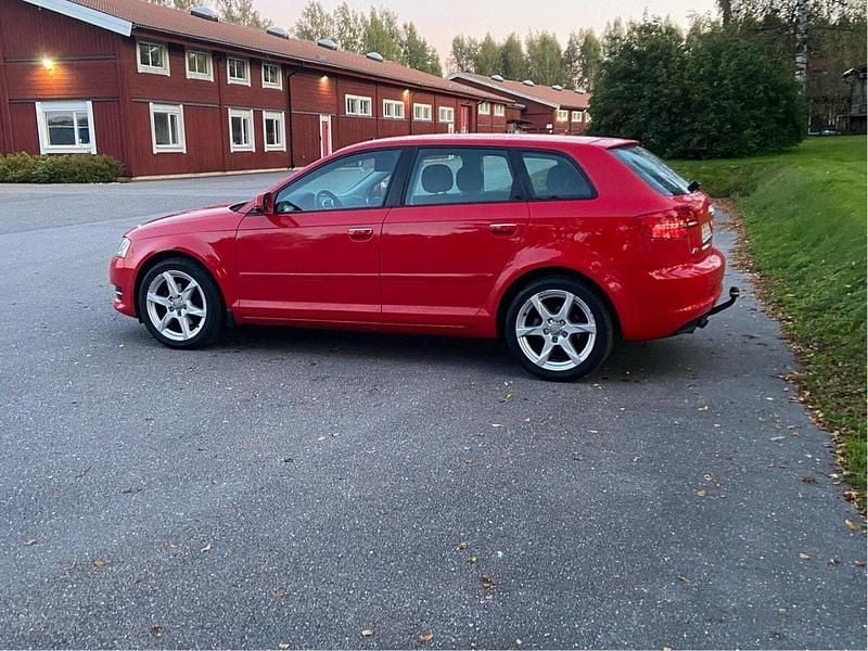 Röd Begagnad 2011 Audi A3 Sportback Attraction Halvkombi | 59 000 kr (Marknadspris) - Bild 1/4