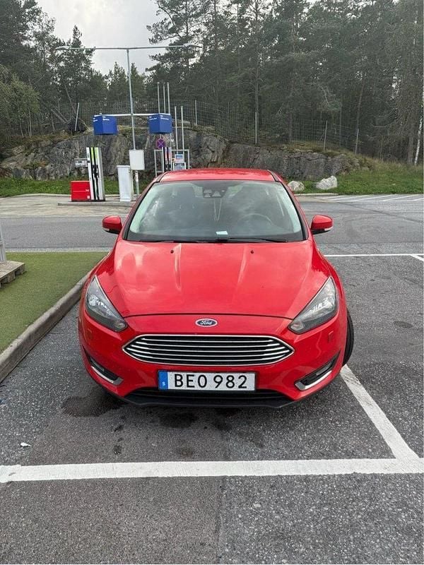 Röd Begagnad 2016 Ford Focus Titanium Halvkombi | 65 000 kr (Bra pris) - Bild 1/4