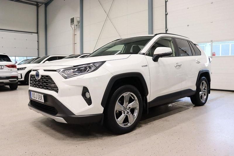 Vit Begagnad 2021 Toyota RAV4 Hybrid Executive SUV | 384 900 kr (Marknadspris) - Bild 1/4