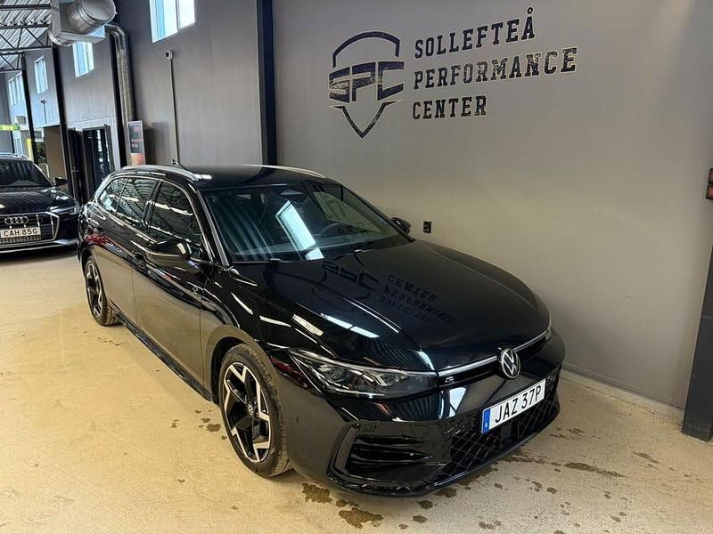 Svart Begagnad 2024 VW Passat R-line Kombi | 409 900 kr (Dyr) - Bild 1/4