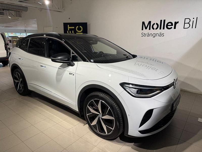 Vit (glacier white metallic bl) Begagnad 2023 VW ID.4 GTX SUV | 389 900 kr (Superpris) - Bild 1/4