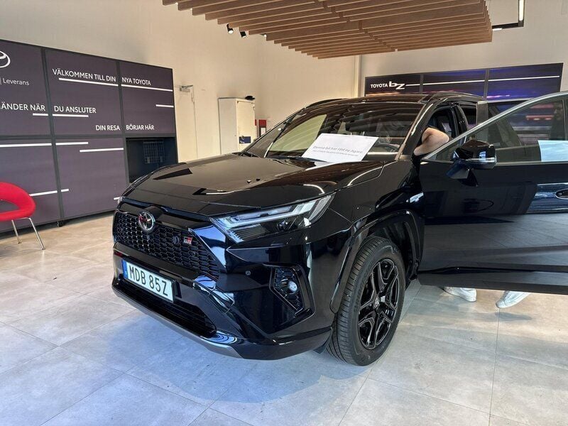 Svart Begagnad 2023 Toyota RAV4 Hybrid Sport SUV | 450 000 kr (Marknadspris) - Bild 1/4