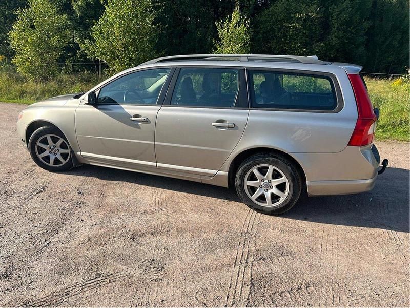 Brun Begagnad 2009 Volvo V70 Momentum Kombi | 39 900 kr (Superpris) - Bild 1/4