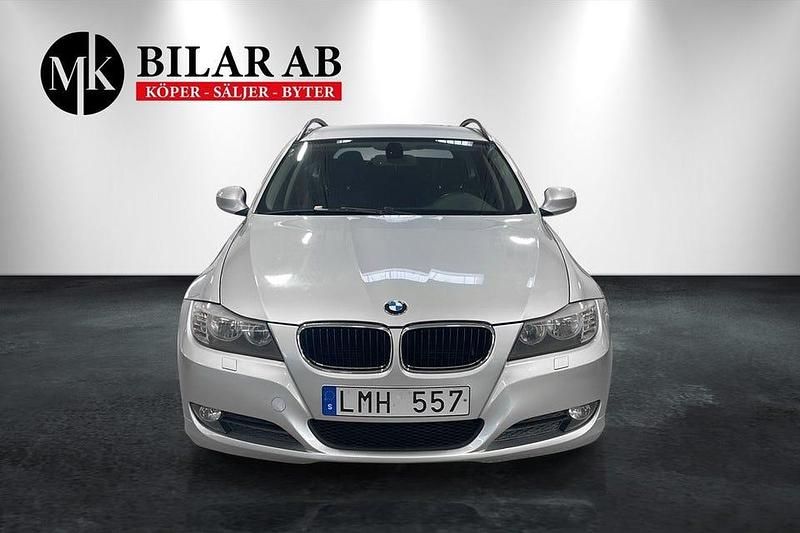 Ljusgrå Begagnad 2009 BMW 318 Comfort Edition Kombi | 79 900 kr (Lite dyr) - Bild 1/4