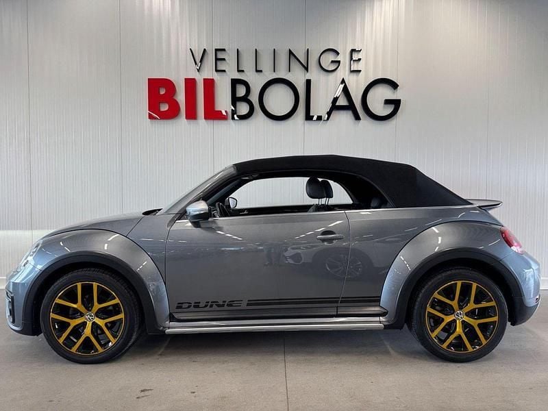 Grå Begagnad 2017 VW Beetle Dune Cab | 319 500 kr (Dyr) - Bild 1/4