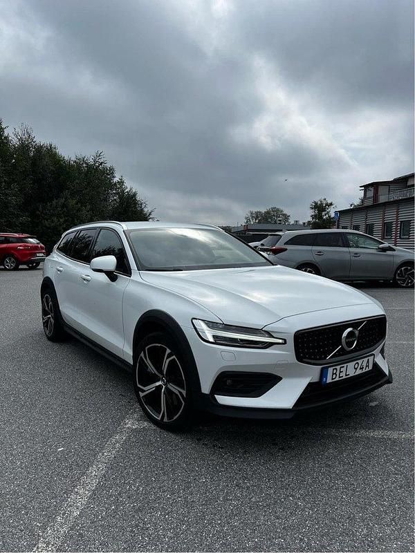 Vit Begagnad 2020 Volvo V60 CC Momentum Kombi | 320 000 kr (Marknadspris) - Bild 1/4