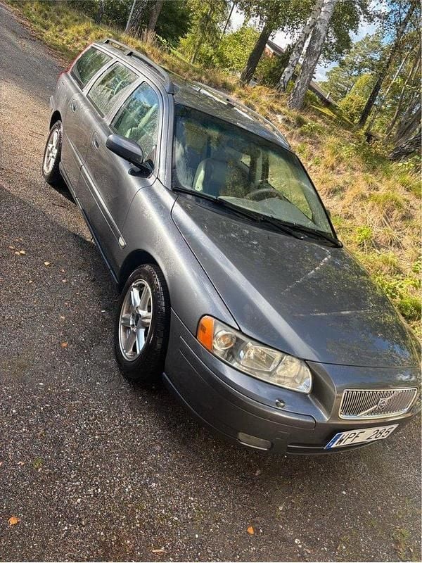 Grå Begagnad 2005 Volvo V70 Kinetic Kombi | 22 000 kr (Bra pris) - Bild 1/4