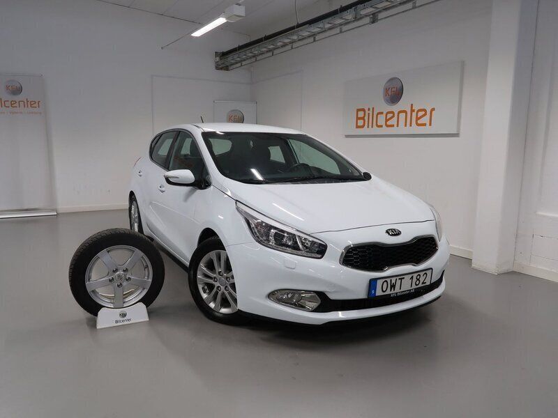 Vit Begagnad 2015 Kia Ceed Halvkombi | 124 900 kr (Dyr) - Bild 1/3