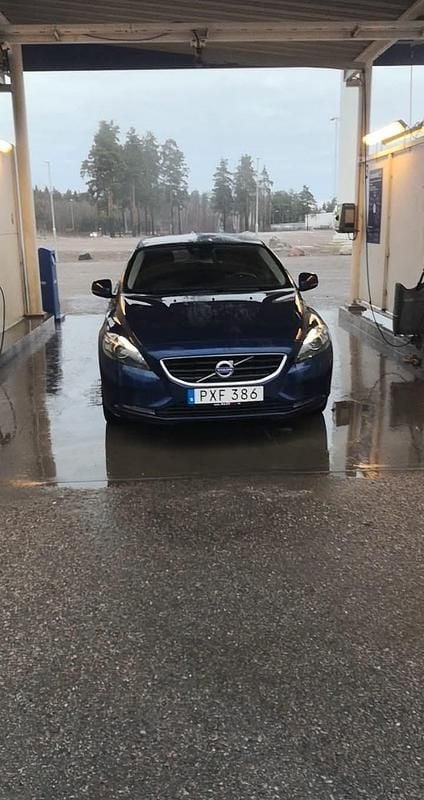 Begagnad 2015 Volvo V40 Ocean Race Halvkombi | 134 900 kr - Bild 1/1