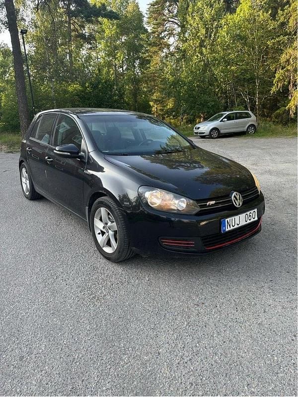 Svart Begagnad 2012 VW Golf VII Halvkombi | 40 000 kr (Superpris) - Bild 1/4