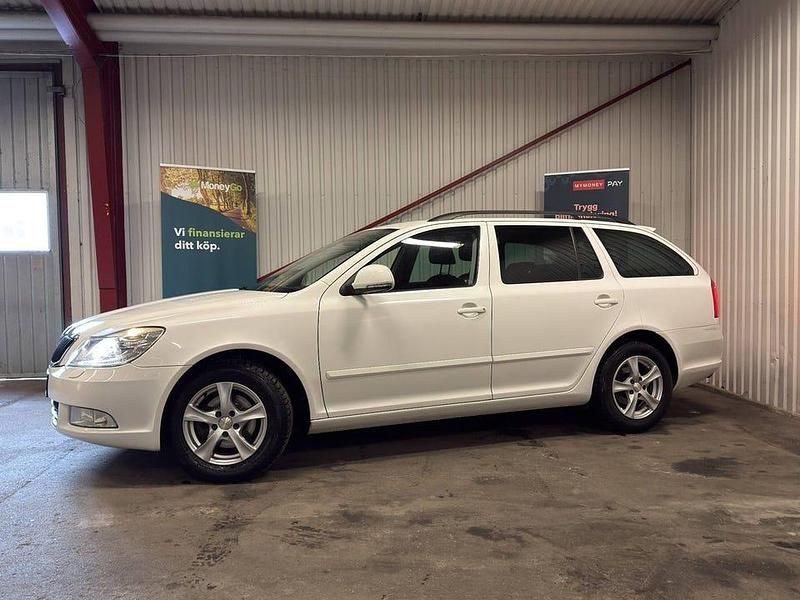 Vit Begagnad 2013 Skoda Octavia Elegance Kombi | 54 900 kr (Marknadspris) - Bild 1/4