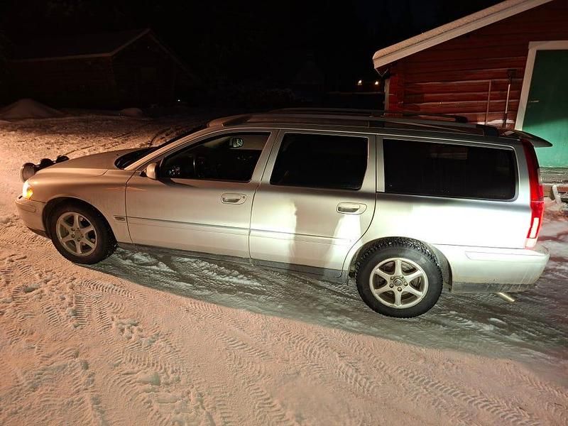 Gråsilver metallic Begagnad 2005 Volvo V70 Kombi | 28 000 kr (Bra pris) - Bild 1/4