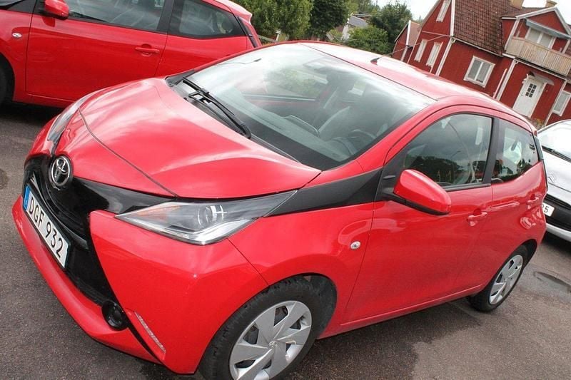 Röd Begagnad 2018 Toyota Aygo X-play Halvkombi | 79 900 kr (Bra pris) - Bild 1/4