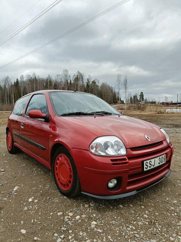 Röd Begagnad 2001 Renault Clio II R.S. Halvkombi | 45 000 kr - Bild 1/4