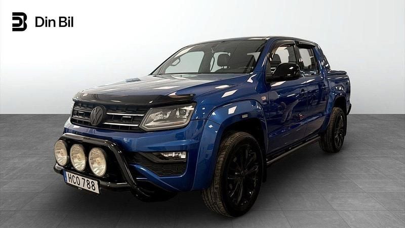 Mörkblå (ravennablå metallic) Begagnad 2020 VW Amarok Aventura Pickup | 499 900 kr (Dyr) - Bild 1/4