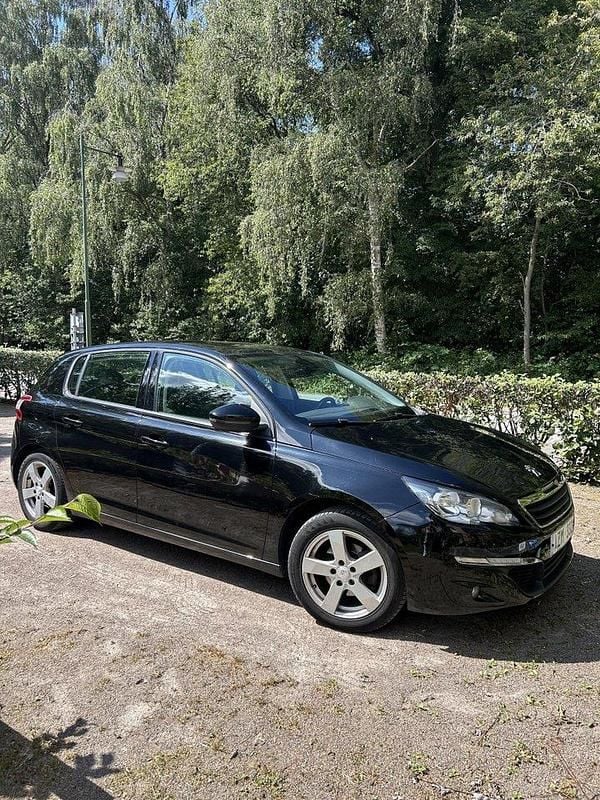 Svart Begagnad 2014 Peugeot 308 Active Halvkombi | 59 995 kr (Bra pris) - Bild 1/2