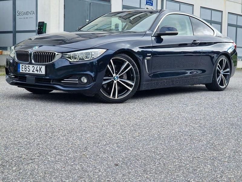 Mörkblå (blå) Begagnad 2017 BMW 440 Comfort Edition Sportkupé | 339 600 kr (Lite dyr) - Bild 1/4