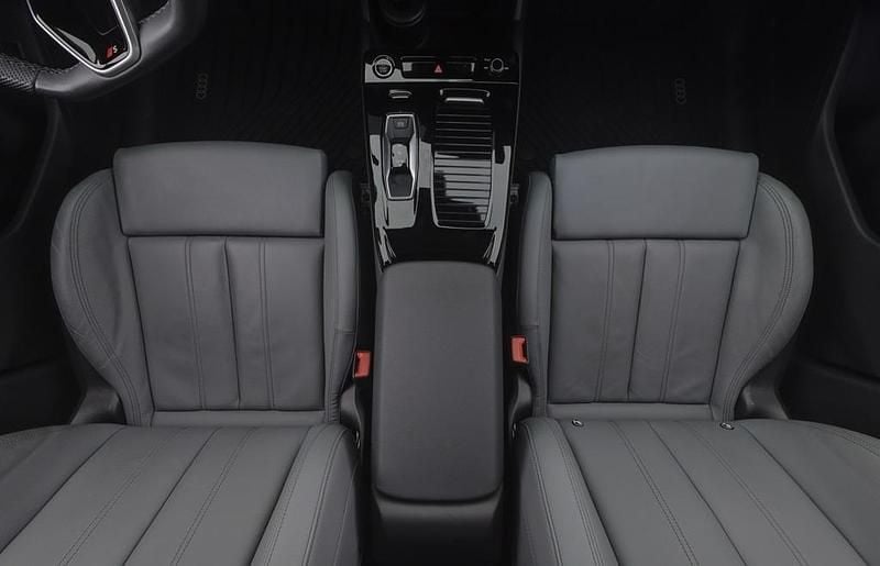 Begagnad Audi Q6 e-tron Comfort 269 kW (367 HK) 2024 Grå SUV