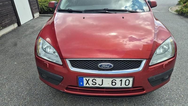 Röd Begagnad 2006 Ford Focus Halvkombi | 19 900 kr (Superpris) - Bild 1/4
