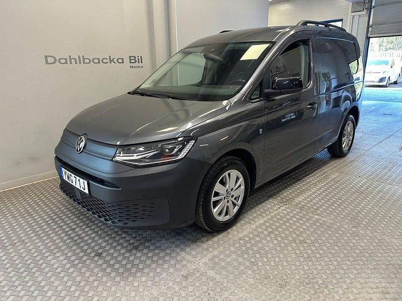 Grå Begagnad 2022 VW Caddy Minibuss | 229 000 kr (Marknadspris) - Bild 1/4