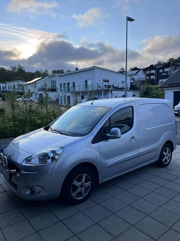 Grå Begagnad 2014 Peugeot Partner Minibuss | 30 000 kr (Superpris) - Bild 1/4