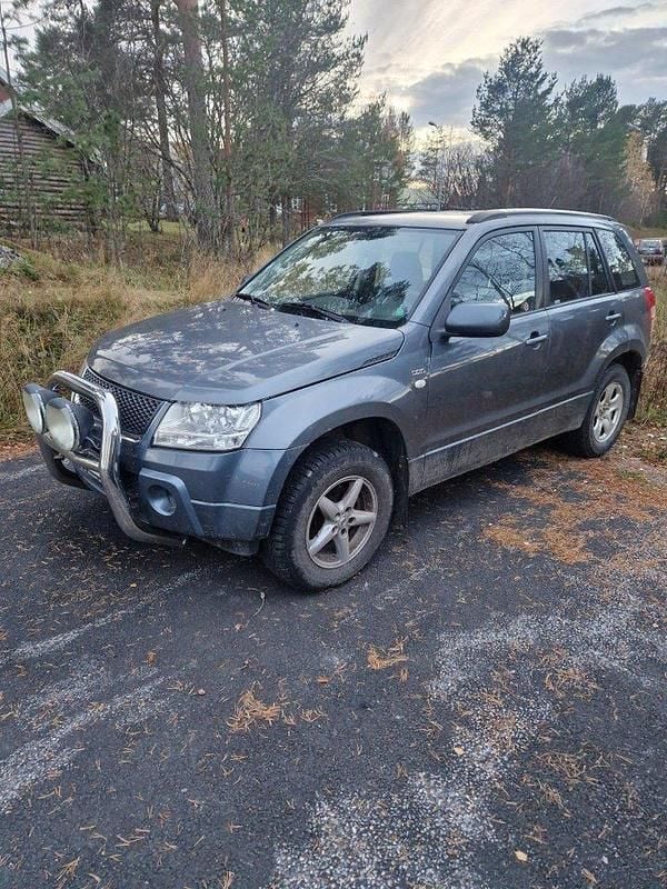 Grå Begagnad 2006 Suzuki Grand Vitara SUV | 29 000 kr (Marknadspris) - Bild 1/3