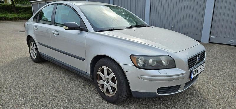 Silver Begagnad 2005 Volvo S40 Sedan | 9 000 kr (Superpris) - Bild 1/3