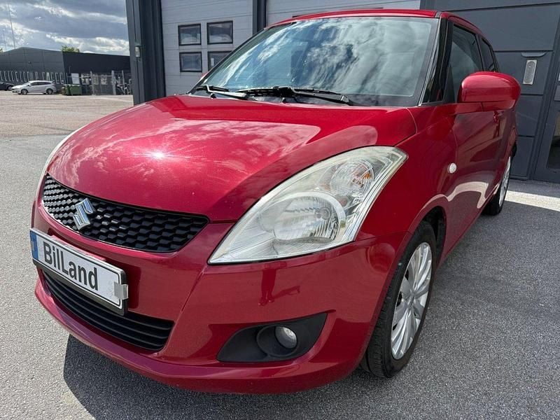Röd Begagnad 2011 Suzuki Swift Halvkombi | 39 900 kr (Bra pris) - Bild 1/4