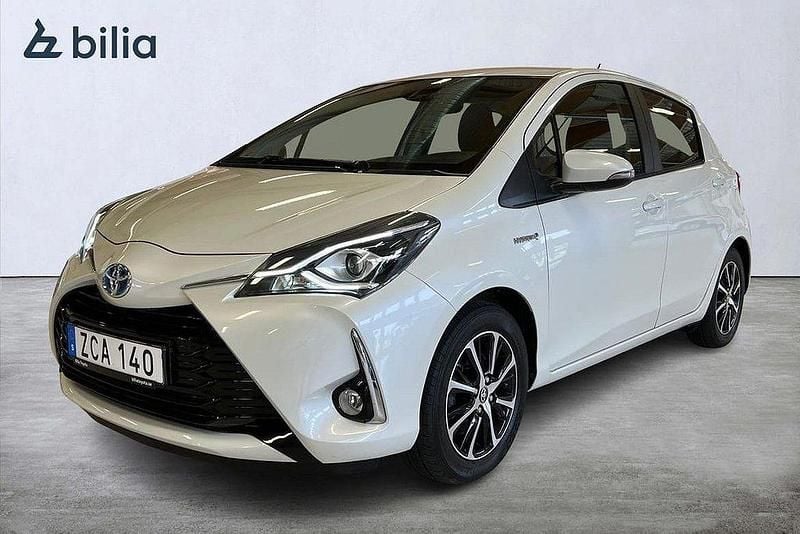 Ljusgrå Begagnad 2017 Toyota Yaris Hybrid Edition Halvkombi | 169 900 kr (Marknadspris) - Bild 1/4