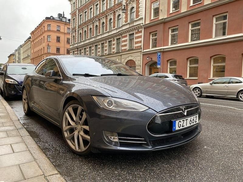 Begagnad Tesla Model S 311 kW (423 HK) 2015 Halvkombi