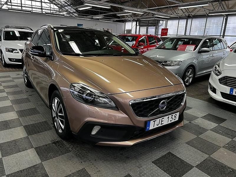 Brun Begagnad 2016 Volvo V40 Momentum Halvkombi | 149 500 kr (Marknadspris) - Bild 1/4