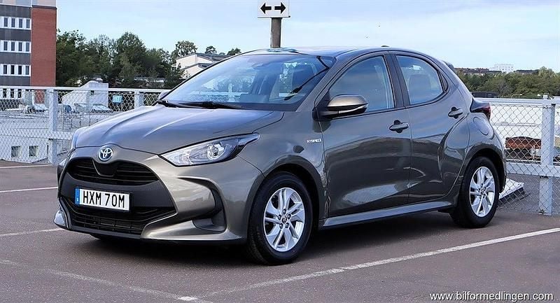 Grön (khakigrön metallic) Begagnad 2020 Toyota Yaris Hybrid Active Halvkombi | 199 500 kr (Marknadspris) - Bild 1/4