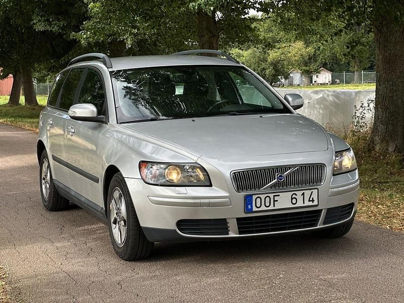 Silver Begagnad 2006 Volvo V50 Kinetic Kombi | 39 900 kr (Marknadspris) - Bild 1/4