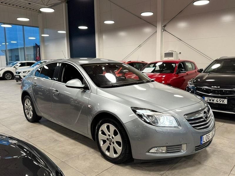 Grå Begagnad 2011 Opel Insignia Edition Halvkombi | 79 900 kr (Marknadspris) - Bild 1/4