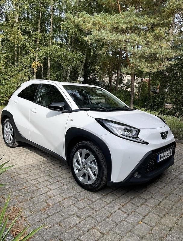 Vit Begagnad 2022 Toyota Aygo Play Halvkombi | 159 000 kr (Bra pris) - Bild 1/4