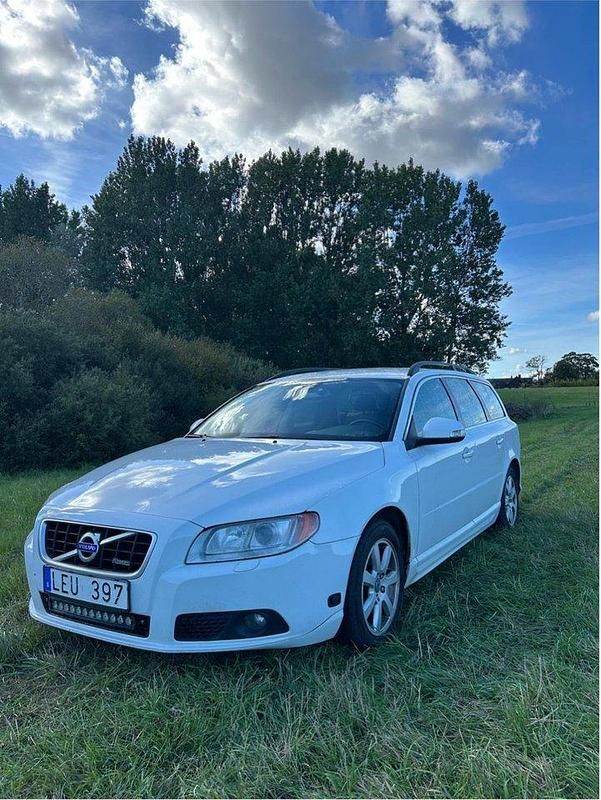 Vit Begagnad 2011 Volvo V70 Momentum Kombi | 45 000 kr (Marknadspris) - Bild 1/4