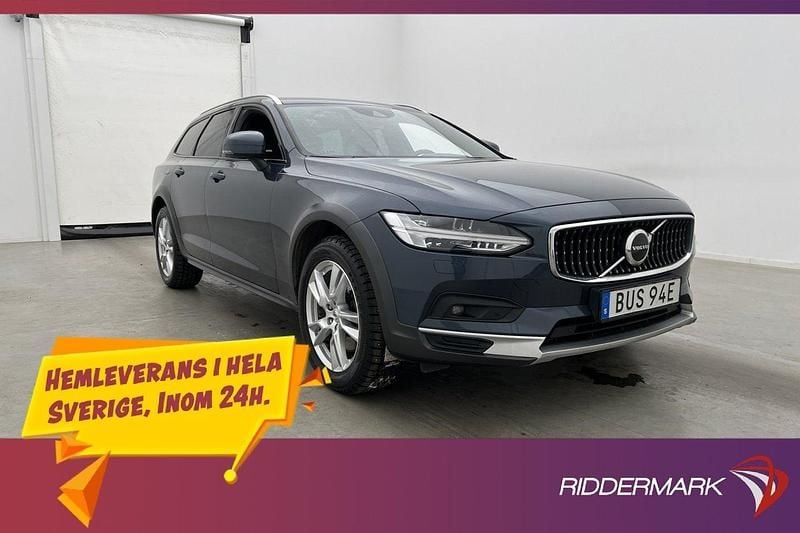 Mörkblå Begagnad 2020 Volvo V90 CC Kombi | 318 800 kr (Marknadspris) - Bild 1/3