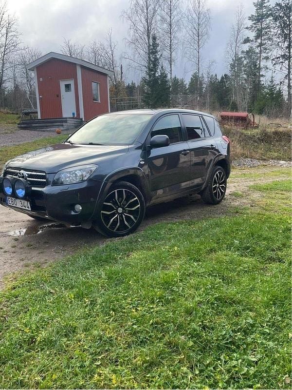 Grå Begagnad 2006 Toyota RAV4 SUV | 56 000 kr (Marknadspris) - Bild 1/4