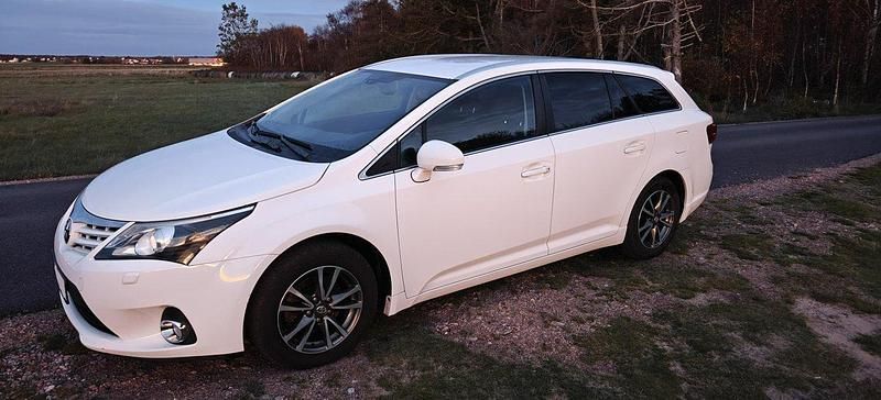 Vit Begagnad 2013 Toyota Avensis Business Edition Kombi | 69 900 kr (Bra pris) - Bild 1/4