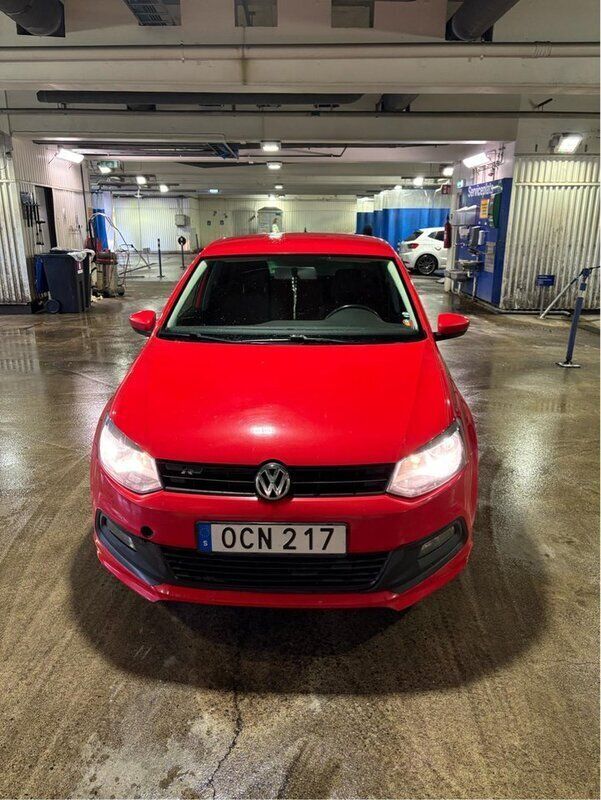 Röd Begagnad 2014 VW Polo Halvkombi | 69 000 kr (Marknadspris) - Bild 1/4