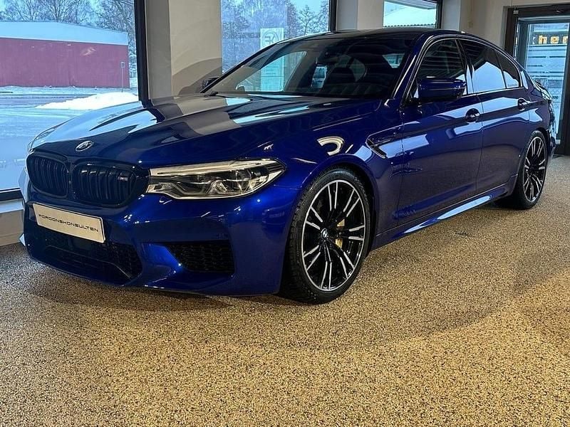 Blå Begagnad 2018 BMW M5 Performance Sedan | 719 900 kr (Superpris) - Bild 1/4