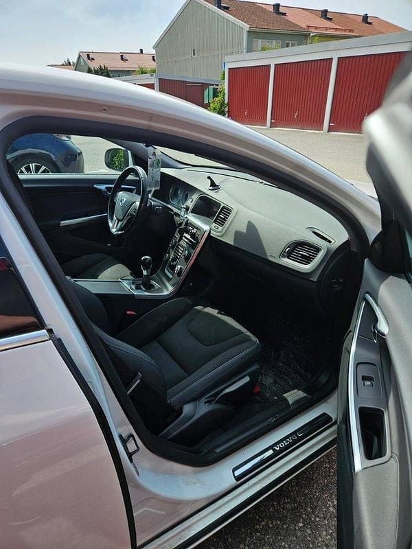 Vit Begagnad 2013 Volvo S60 Momentum Sedan | 93 000 kr (Marknadspris) - Bild 1/4