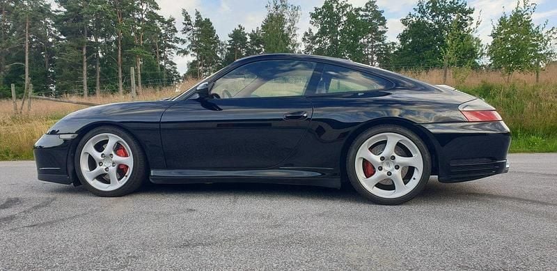 Svart Begagnad 2004 Porsche 911 Carrera 4S Sportkupé | 490 000 kr (Dyr) - Bild 1/4