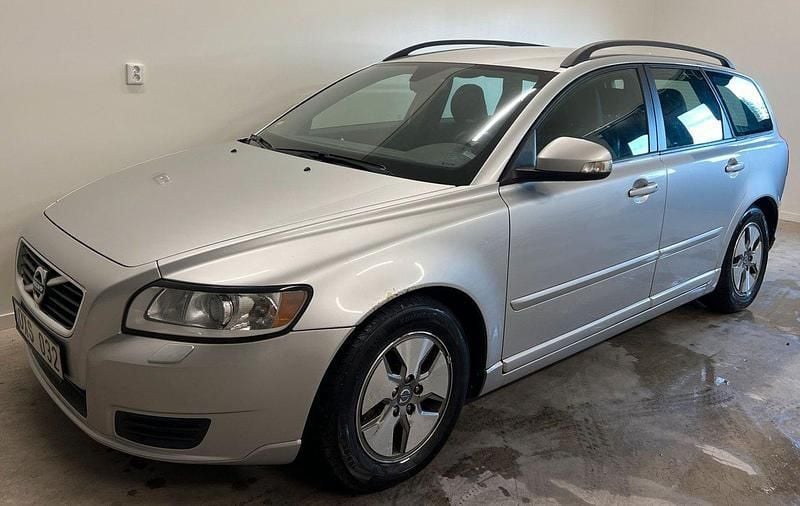 Ljusgrå (grå) Begagnad 2011 Volvo V50 Kombi | 44 900 kr (Marknadspris) - Bild 1/4