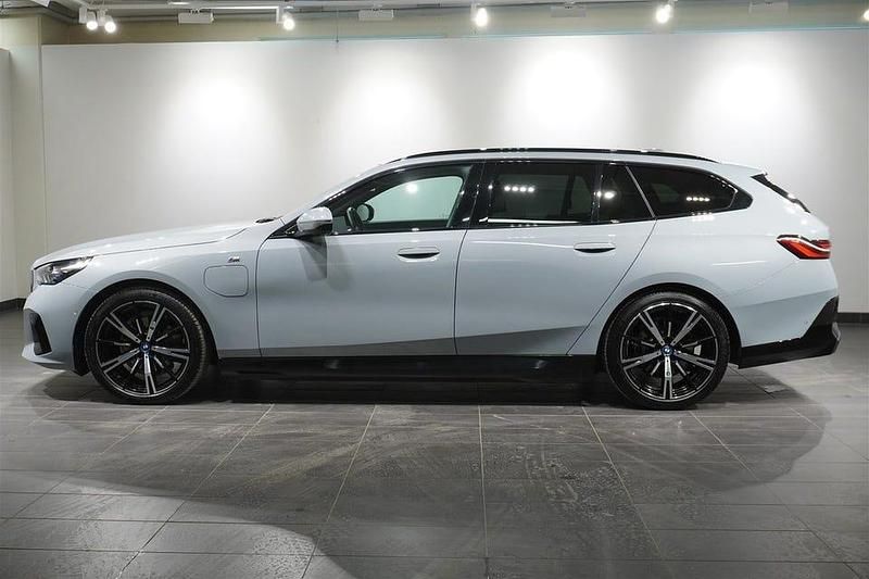 Begagnad BMW 530 M Sport 190 HK (139 kW) 2025 M brooklyn grey metallic Kombi