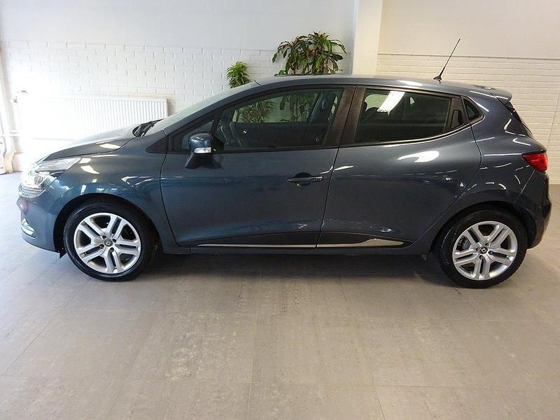 Grå Begagnad 2018 Renault Clio IV Zen Halvkombi | 99 900 kr (Marknadspris) - Bild 1/4