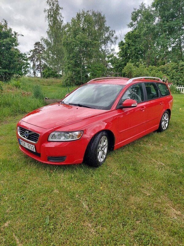 Röd Begagnad 2012 Volvo V50 Drive Kinetic Kombi | 35 000 kr (Marknadspris) - Bild 1/4