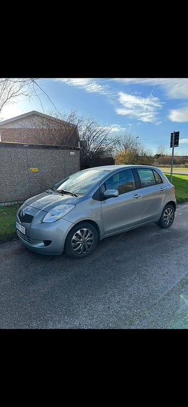 Begagnad 2006 Toyota Yaris Halvkombi | 37 000 kr (Marknadspris) - Bild 1/4