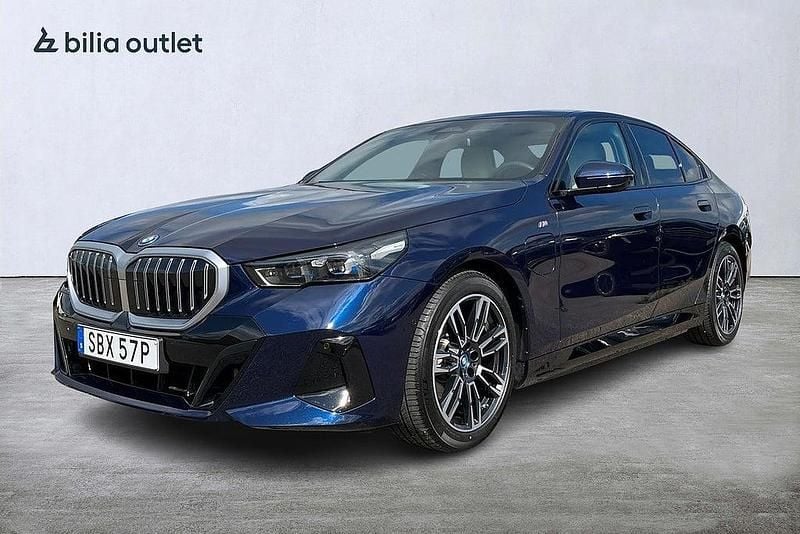 Blå Begagnad 2023 BMW 530e M Sport Sedan | 599 900 kr (Marknadspris) - Bild 1/3